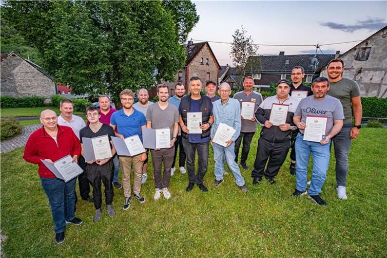 Kreisschiedsrichterobmann Lukas Heep (rechts) und Detlef Schütz von Verbandsschiedsrichterausschuss (2. von links) konnten gleich mehrere Schiedsrichter des Fußballkreises Westerwald-Wied für ihre langjährige Treue auszeichnen. Fotos: Andreas Egenolf