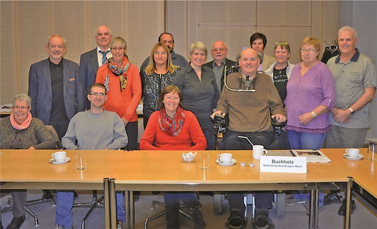 Kreissozialdezernent Hermann Allroggen, li., mit Vertretern der Verwaltung und des Inklusionsbeirates. Rhein-Sieg-Kreis