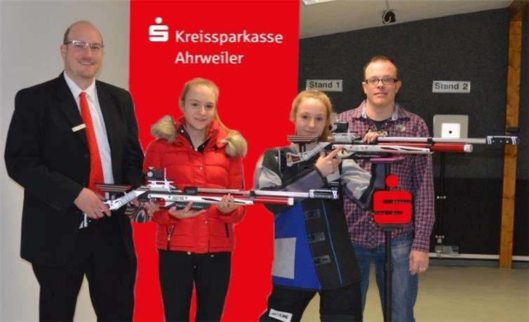 Kreissparkassen-Leiter Frank Kremer (l.) und Jugendwart Rene Heck sind überzeugt: Katharina (2.v.l.) und Alexandra Zimperfeld haben die nächsten Erfolge schon im Visier. privat