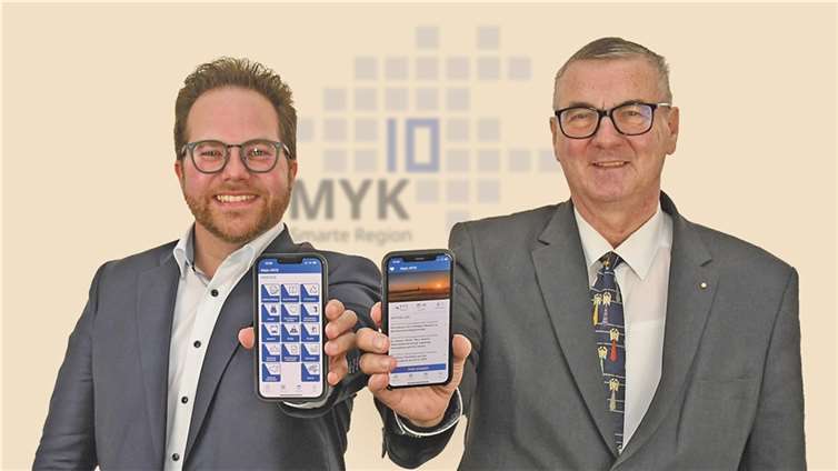 Kreisspitze findet App spitze: Landrat Dr. Alexander Saftig (rechts) und der Erste Kreisbeigeordnete Pascal Badziong präsentieren die neue „Mein YK-App“. Foto: Kreisverwaltung/Damian Morcinek