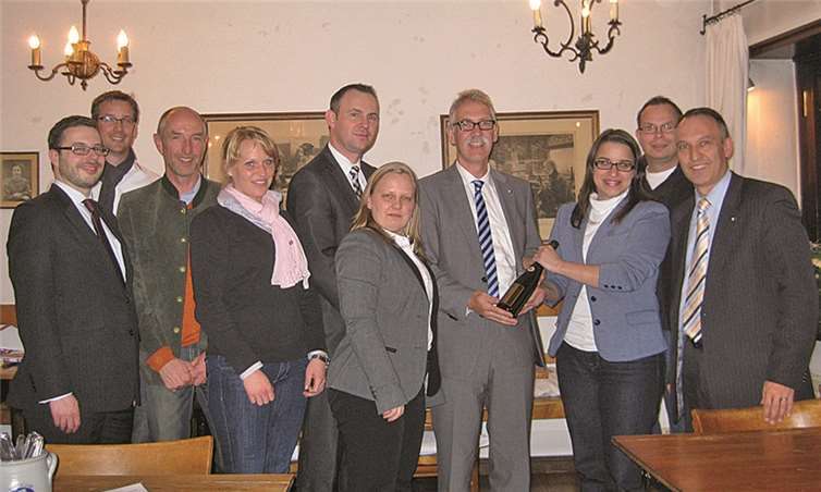 Kreissprecherin Corinna Schumacher (3.v.r.) sprach sich bei IHK-Hauptgeschäftsführer Arne Rössel (4.v.r.) für seinen Besuch bei den Wirtschaftsjunioren Rhein-Ahr aus.  WJ Rhein-Ahr