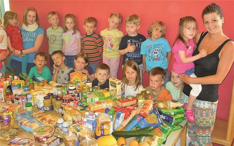 Kreisstadt. Die „Ahrweiler Tafel“ hat es sich seit dem Jahr 2006 zur Aufgabe gemacht, qualitativ einwandfreie Nahrungsmittel an Bedürftige zu verteilen. Es wird jedoch immer schwieriger alle ausreichend versorgen zu können. Dies nahmen Erzieher, Eltern und Kinder der Kindertagesstätte Rappelkiste zum Anlass, um gemeinsam Lebensmittel und Kosmetikartikel für die „Ahrweiler Tafel“ zu sammeln. Dank des großen Engagement aller Beteiligten, konnte dieser jetzt eine vielseitige Spende übergeben werden.privat