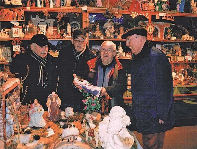 Kreisstadt. Nach dem Fest ist vor dem Fest, getreu dieser Aussage trafen sich bei der Rückgabe der in diesem Jahr ausgestellten Krippen jetzt schon mit Manfred Kressel, Werner Unger und Horst Felten (v.l.) drei Verantwortliche der Bürgergesellschaft Wadenheim mit Josef Niethen(2.v.r.), um für die nächste Krippenausstellung schon eine Auswahl zu treffen.privat