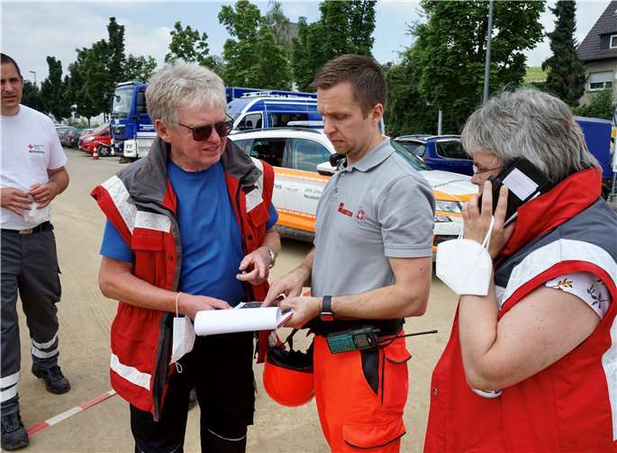 Kreisverbandspäsident Werner Grüber (li.) und Kreisgeschäftsführerin Kerstin Rexilius-Schuler (re.) bei der Absprache mit den Helfern vor Ort.Foto: DRK Kreisverband Neuwied