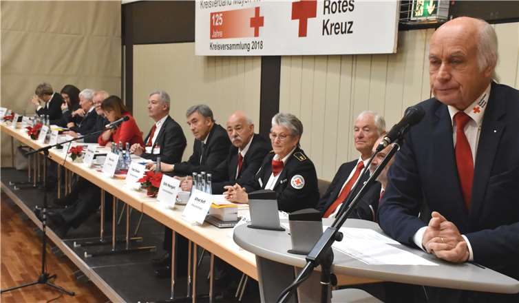 Kreisverbandspräsident Bernhard Mauel (r.)und das Präsidium wurden wiedergewählt. Fotos: HEP