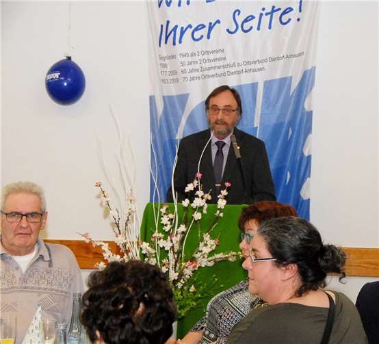 Kreisverbandsvorsitzender Hans Werner Kaiser hielt dieFestansprache bei der Jubiläumsfeier des OrtsverbandsDierdorf-Anhausen. Er skizzierte die schwierige Situation inDeutschland in den Aufbaujahren nach dem Zweiten Weltkrieg.