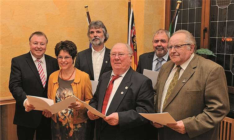 Kreisverwaltung Ahrweiler: Landrat Dr. Pföhler ehrt Dieter Breuer, Josef Degen, Hermann Schmitt, Dorothea Wagner, Gerd Zenner. -FIX-