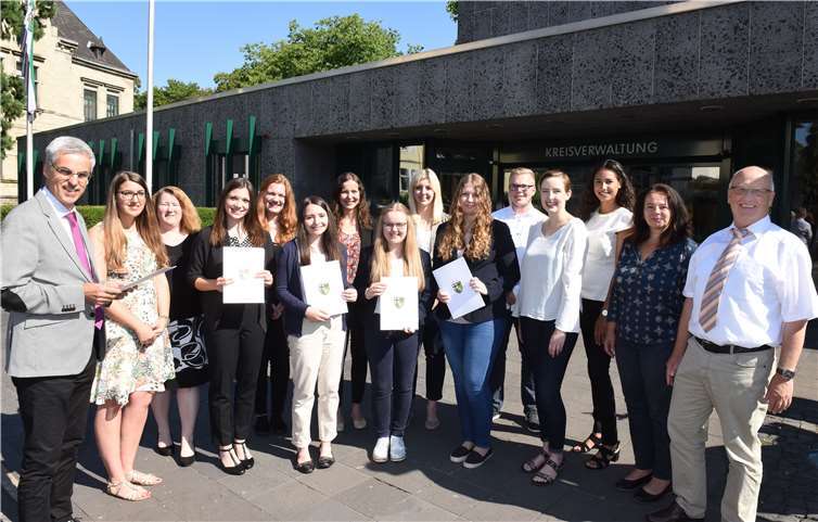 Kreisverwaltungsnachwuchs: Die bisherigen und die neuen Auszubildenden vor dem Kreishaus. Kreisverwaltung Ahrweiler