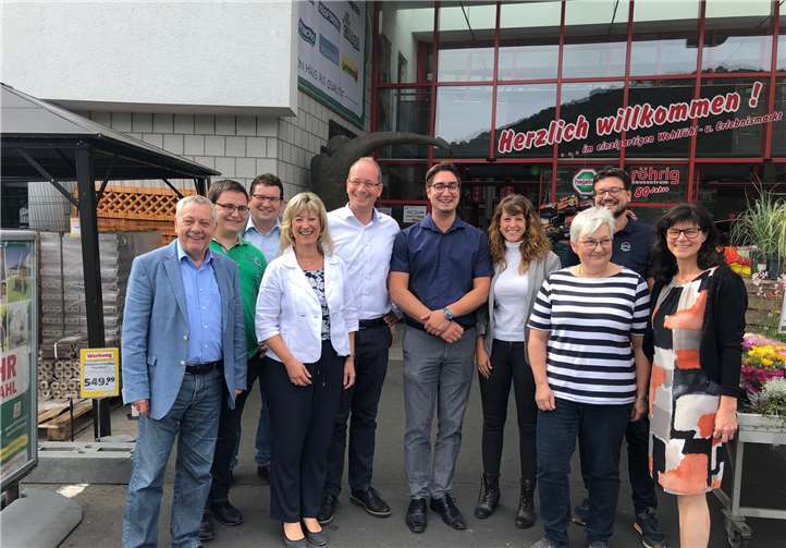 Kreisvorsitzende Anke Beilstein (4. v. l.) besuchte gemeinsam mit Gerd Schreiner (5. v. l.) und Vertretern der Kreis-CDU auch des Bauzentrum Röhrig in Treis-Karden. Foto: privat