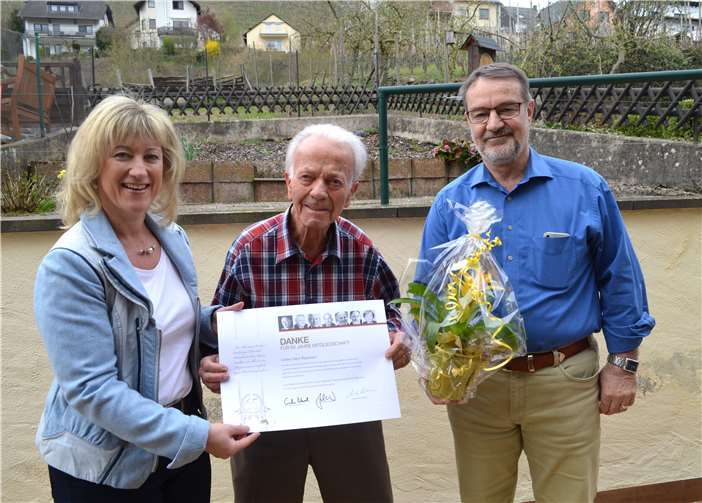 Kreisvorsitzende Anke Beilstein und Ortsvorsitzender Jürgen Schneider überreichen Werner Raueiser Urkunde und Medaille.