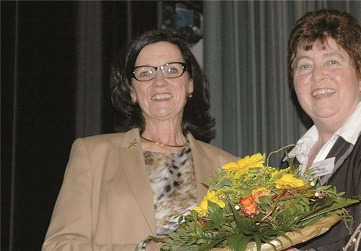 Kreisvorsitzende Christel Zimmermann, Polch, dankt der Europaabgeordneten und Präsidentin des Landfrauenverbandes Rheinland-Nassau, Christa Klaß, für ihr Kommen, ihre Grußworte, Gratulation und interessanten Vortrag. HF