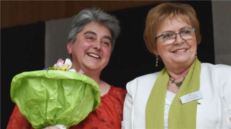 Kreisvorsitzende Hella Holschbach (rechts)dankte Marina Schröder für ihr Referat.