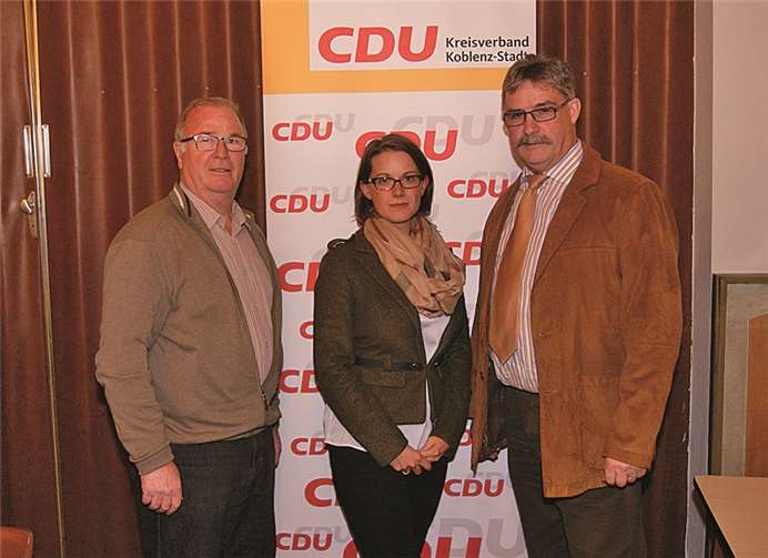 Kreisvorsitzende Julia Kübler (Mitte) mit dem wiedergewählten Herbert Dott (r.) und dessen Stellvertreter Martin Raffauf.privat