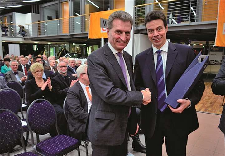 Kreisvorsitzender Andreas Biebricher rechts dankte Günther Oettinger mit Koblenzer Wein