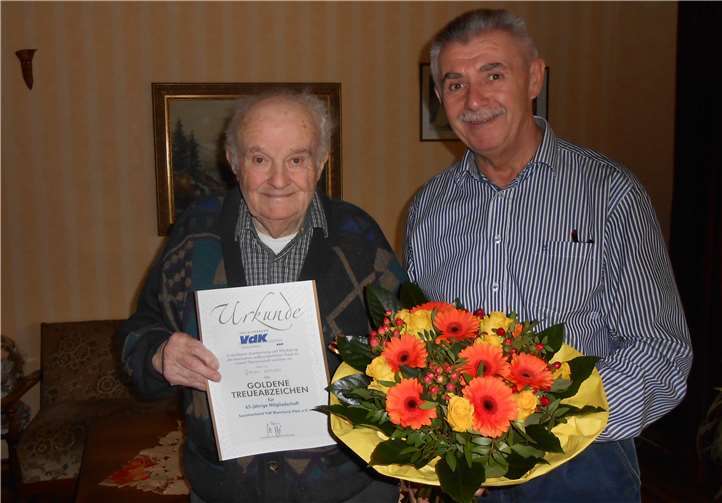 Kreisvorsitzender Andreas Peifer besuchte Jubilar Johann Wendels in Auderath, um ihm persönlich zu gratulieren und Urkunde und Nadel zu übergeben. privat
