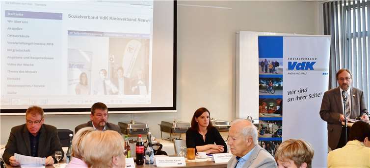 Kreisvorsitzender Hans Werner Kaiser (am Rednerpult) bei seiner Begrüßung: Am Tisch (v.li.n.re.): Apotheker Thomas Christmann, Jörg Schmidt (AOK) und Kreisgeschäftsführerin Doreen Borges. privat