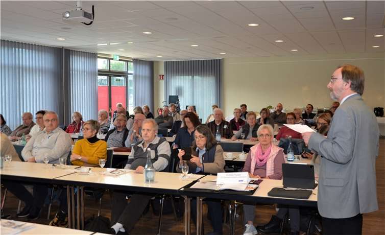 Kreisvorsitzender Hans Werner Kaiser (rechts, stehend) präsentierte den Teilnehmern der Herbsttagung Neues aus Kreis- und Landesverband.Foto: VdK