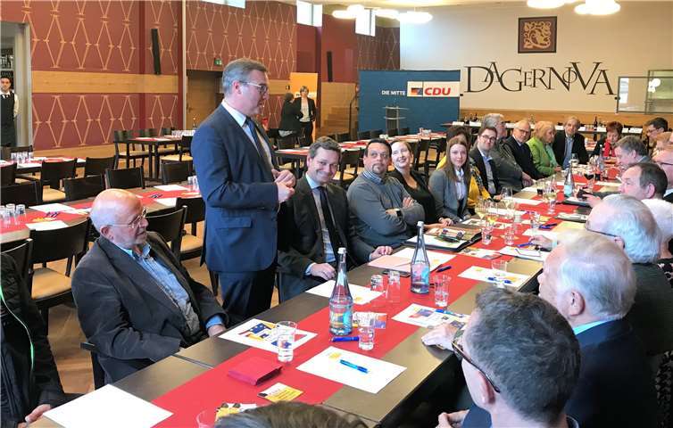 Kreisvorsitzender Horst Gies, MdL (3.v.l.) begrüßt die Neumitglieder und den Fraktionsvorsitzenden im Landtag, Christian Baldauf, MdL (4.v.l.).Foto: privat