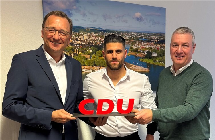 Kreisvorsitzender Josef Oster (li.) und Fraktionsvorsitzender Stephan Otto (re.) begrüßen Marlon Reinhardt als neues Mitglied in der CDU Koblenz und in der CDU-Fraktion im Koblenzer Stadtrat. Foto: Sandra Hürter
