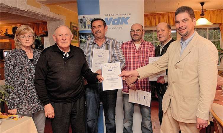 Kreisvorsitzender Jürgen Kubach (r.) und seine Stellvertreterin Christa Schulz (v. l.) konnten langjährige Mitglieder ehren: Jakob Schäfer, Ortsgruppenvorsitzender Jörg Söhngen, Peter Zimmermann und Fritz Ruh. SES