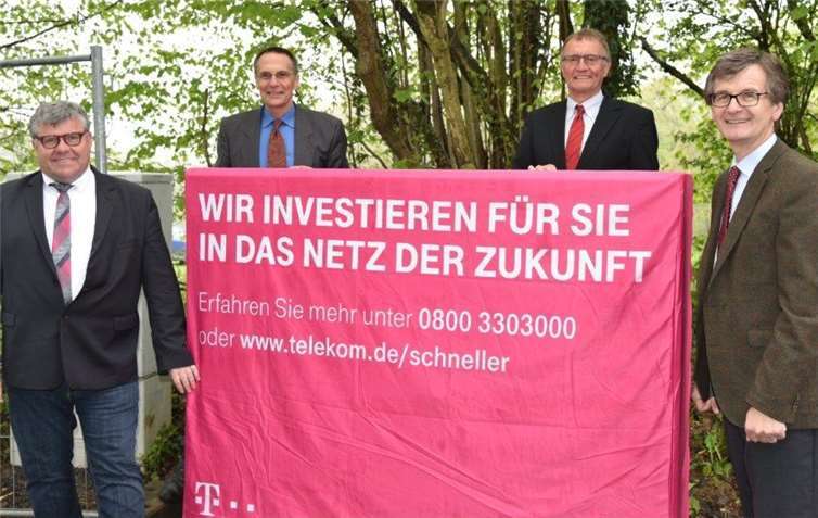 Kreisvorsitzender Michael Mahlert, Winfried Moser von der Deutschen Telekom, Landrat Rainer Kaul und Bürgermeister Hans-Günter Fischer beim symbolischen Spatenstich. Schwamborn