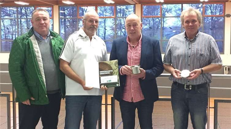 Kreisvorsitzender Mike Leibauer zeichnet Klaus Puderbach (zweiter von rechts) mit der DFB-Ehrenamtsurkunde und DFB-Uhr aus. Zu den ersten Gratulanten des SV Ellingen gehören Geschäftsführer Stefan Haas (links) und Vereinsehrenamtsbeauftragter Jürgen Huth (rechts). Niklas Fogel