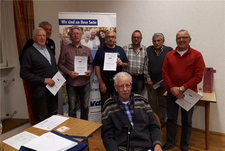 Kreisvorsitzender Walter Frohneberg (2. von links) gratuliert den geehrten VdK Mitgliedern.Foto: privat