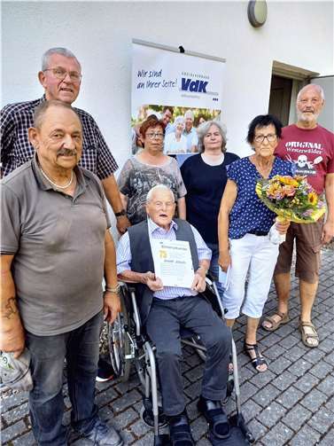 Kreisvorsitzender Walter Frohneberg (li. im Hintergrund) ehrte mit der Ortsverbandsvorsitzenden Gisela Schultheis (mit Blumen) und dem Vorstand des Ortsverbandes Josef Jösch für diese außerordentliche Treue zur VdK-Familie. Foto: VdK