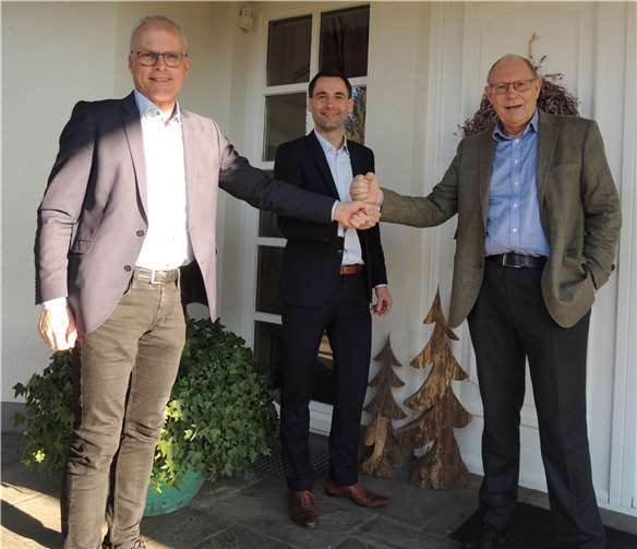 Kreisvorsitzender der CDU Oliver Krauß (links) und Gastgeber Dr. Dieter Braun (rechts) wünschen Jonathan Grunwald (Mitte) viel Erfolg für seinen Wahlkampf. Foto: Privat