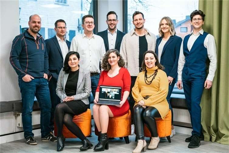 Kreisvorstand 2022 der Wirtschaftsjunioren Mittelrhein: stehend v.li. Daniel Zitto, Jörg A. Kienle, Sebastian Pickel, Michael Trasser, Tim Barth, Elisabeth Trasser, Geschäftsführer Adrian Wruck; sitzend v.li. Gülfidan Karasakal, Kreissprecherin Gentiana Daumiller, Chadia Struck. Quelle: Wirtschaftsjunioren Mittelrhein/Chadia Struck