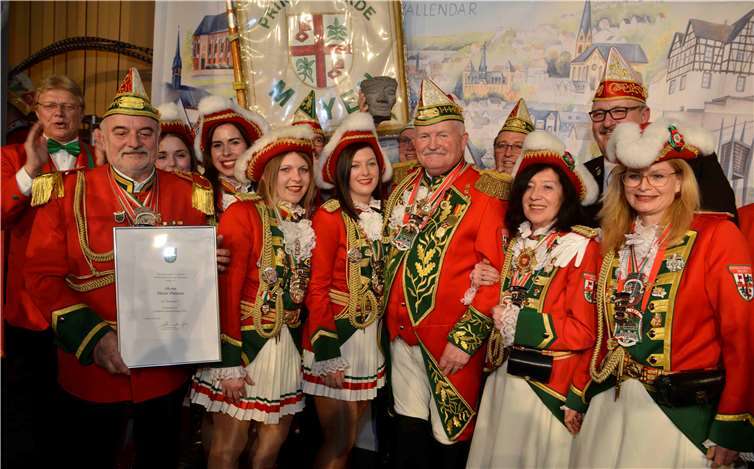 Kreiswackes-Träger 2018, Dieter Daheim, mit seinem Verein,der Prinzengarde Mayen, im Kreise der Delegation aus Mayen.