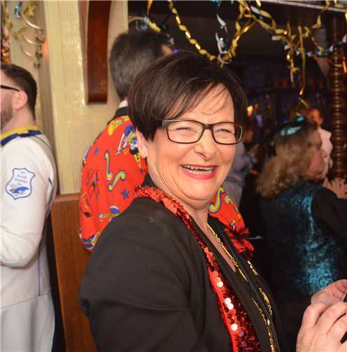Lewe Leut feierten mit den Lewe Mädcha eine tolle Party Kreiswackes-Trägerin Martina Endres war ebenfalls aus Bell zum Mitfeiern gekommen.
