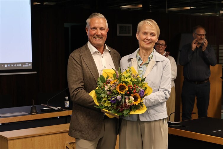 Kreiswahlleiterin Gabriele Wieland gratulierte Klaus Lütkefedder, der am 11. September zum neuen Landrat des Westerwaldkreises ernannt wird.