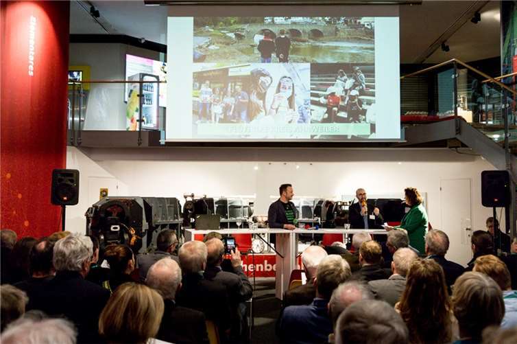 Kreiswirtschaftsförderer Tino Hackenbruch (Bühne Mitte) berichtetet beim Neujahrsempfang des Fördervereins „WISSENschaf(f)t SPASS“ des Deutschen Museums Bonn über den Stand der Aufbauarbeiten an der Ahr. Foto: Eric Lichtenscheidt