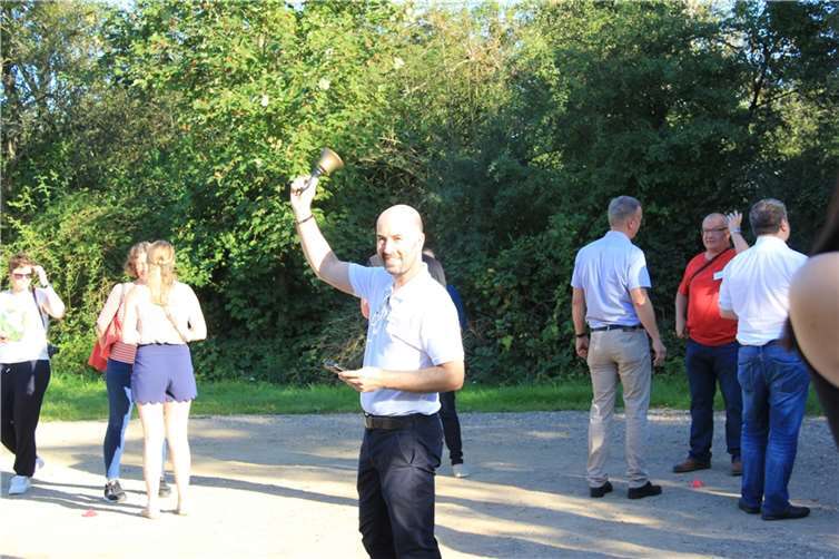 Kreiswirtschaftsförderer Tino Hackenbruch läutet die Kennenlernrunden an der Cäcilia-Hütte ein.  Foto: GS