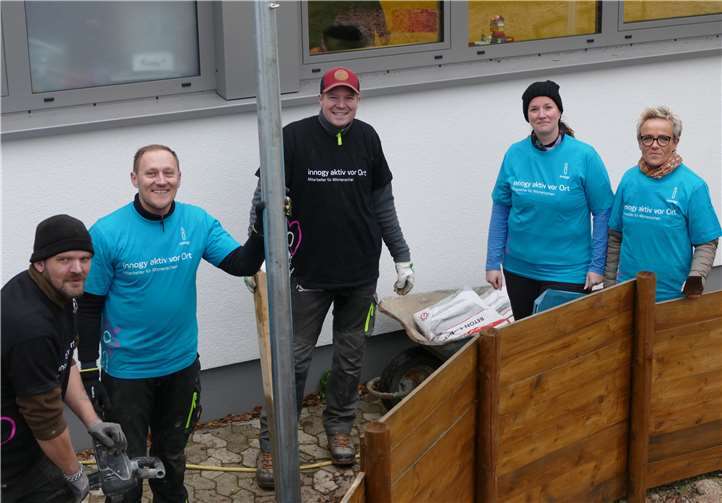 Krempelten für einen guten Zweck die Ärmel hoch: Engagierte Helfer, Erzieherinnen mit Projektpatin Ulrike Schneider.innogy SE