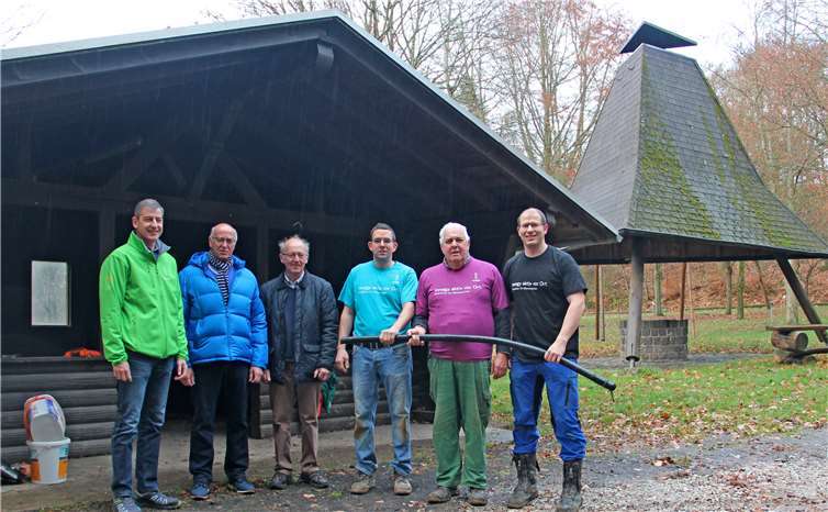 Krempelten für einen guten Zweck die Ärmel hoch und sorgten dafür, dass die Grillhütte in Nörtershausen einen Strom- und Wasseranschluss erhält: Engagierte Mitglieder des Heimat- und Verschönerungsvereins Nörtershausen mit dem Projektpaten Volker Specht .  innogy