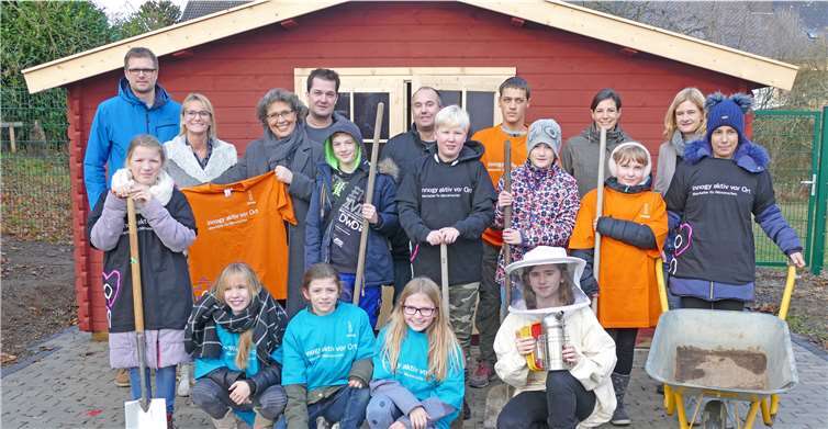 Krempelten für einen guten Zweck die Ärmel hoch und sorgten für ein Schulgartenhaus auf dem Außengelände der IGS Pellenz: Engagierte Schülerinnen und Schüler mit ihren Lehrkräften. Von dem Ergebnis überzeugten sich auch Schulleiterin Martina Backmann, Projektpate Rainer Pagel und Kommunalbetreuerin Beate Ziegler von innogy. innogy