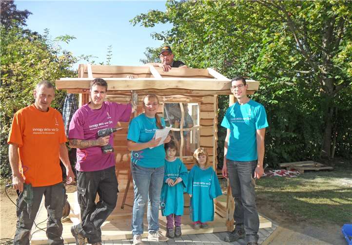 Krempelten für einen guten Zweck die Ärmel hoch und errichteten ein Abenteuer-Spielhaus für die Kleinen in der KiTa „Forster Kirchspiel“ in Binningen. innogy