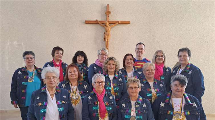 Kretzer Möhnen im neuen Look mit Pastor Norbert Missong. Foto: privat