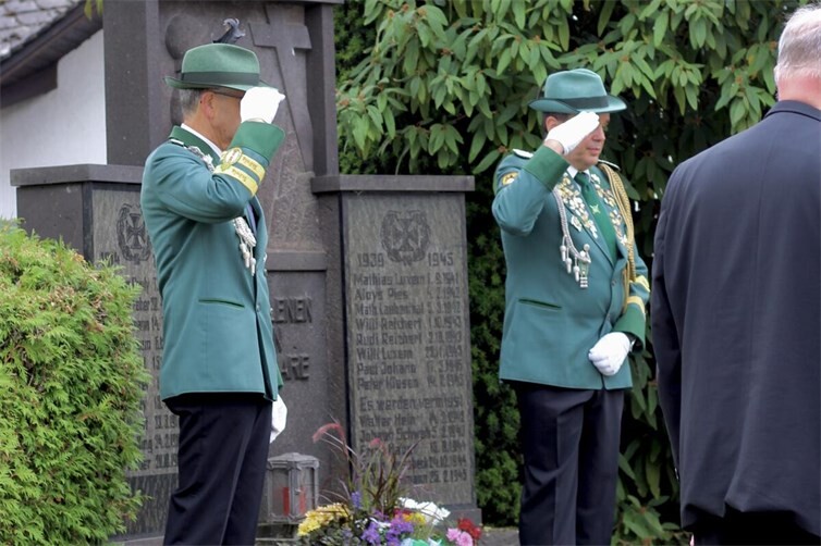 Kriegerdenkmal und Kranzniederlegung