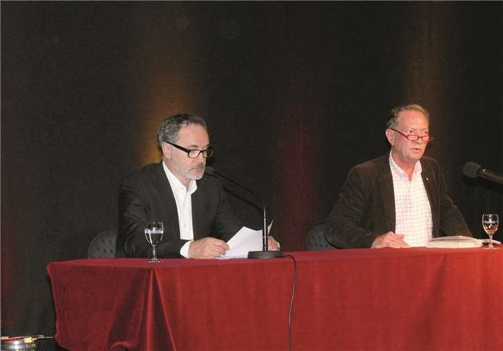 Krimiautor Martin Walker (re.) stellte im Kapuzinerkloster seinen neuen „Bruno“ vor. Schauspieler Rainer Laupichler übersetzte ins Deutsche.