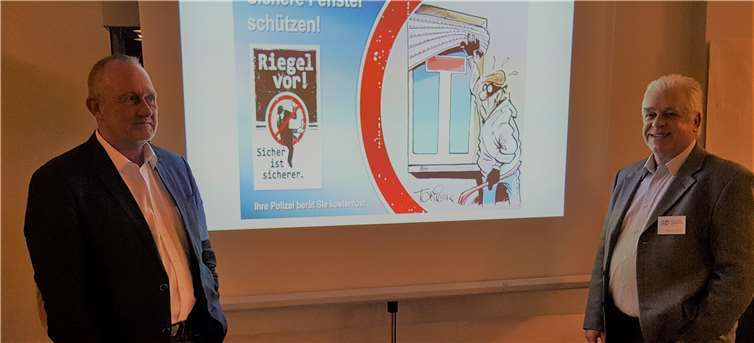 Kriminal Hauptkommissar (BKA) Matthias Perner und Kriminalhauptkommissar Thomas Risch lieferten den zahlreichen Rheinbacher Bürgern im Ratssaal eindrucksvolle Beratung für Sicherheit vor ungebetenen Gästen. privat