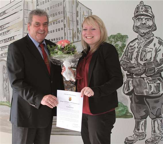 Kriminaldirektor Wolfgang Bula überreichte Constanze Groß als Anerkennung für ihren Einsatz die Bürgerurkunde des Polizeipräsidenten und einen Blumenstrauß.  privat