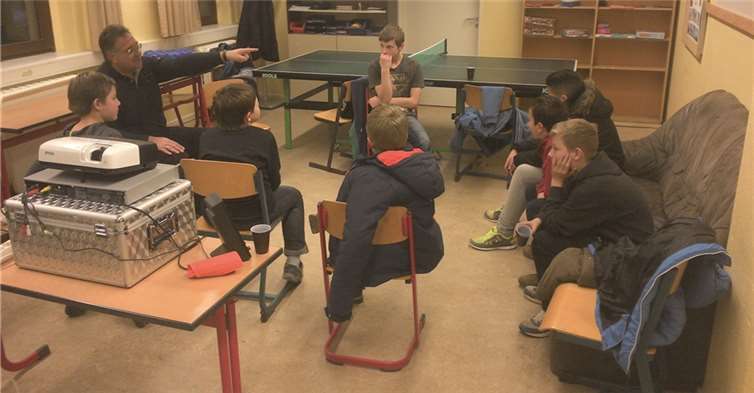 Kriminalhauptkommissar Mario Becker vom Kriminalkommissariat Kriminalprävention/Opferschutz/Jugendschutz und Gewaltprävention aus Bonn stand den „Explorer Boys“ Rede und Antwort und gab wichtige Tipps. privat