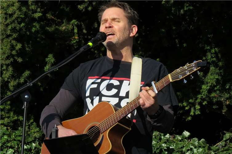 Demonstration für Demokratie und Vielfalt in Bad Breisig Kriminalkommissar Andy Neumann singt das Lied „Schrei nach Liebe“. Foto: AKR