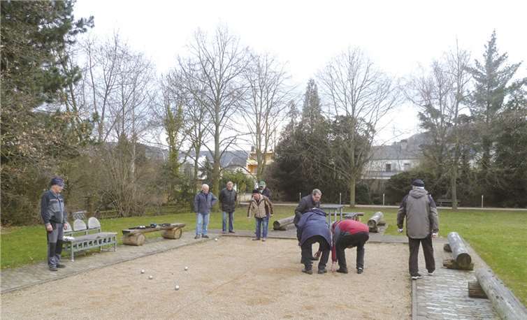 Kripp. Nach dem langen Winter wurde in Kripp die Boulesaison durch die Altersmannschaft der Freiwilligen Feuerwehr wieder eröffnet. Der Bouleplatz erfreut sich seit seiner Eröffnung Ostern 2011 bei Jung und Alt großer Beliebtheit. In den nächsten Tagen wird die Spielfläche mit neuem Material aufgefüllt.privat