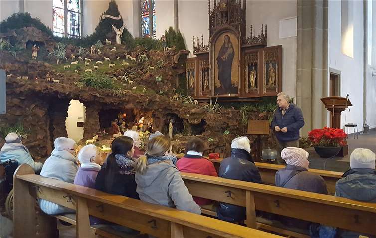 Krippenbauer Ewald Schneider erklärt den Seniorinnen und Senioren der Villa Romantica die Besonderheiten der Wurzelkrippe in Rheinbrohl.privat