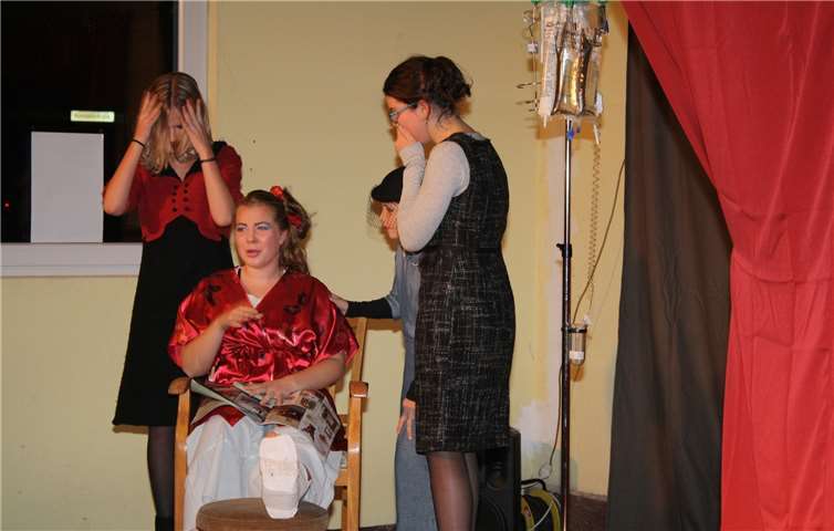 Krippenspiel-Regisseurin Frau Armstrongentzieht sich durch Beinbruch ihrer Aufgabe.