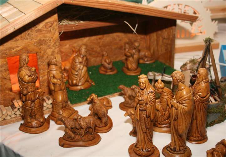 Krippenställe und Krippenfiguren kann man auf dem Weihnachtsmarkt in Oberdürenbach bestaunen und erwerben.WK